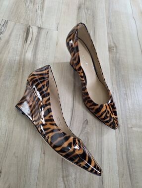 Via Spiga Rainier Tiger Animal Print Patent Leather Wedge Pumps Pointed Toe 8.5M